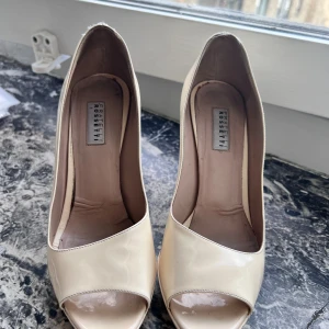 Beige pumps från Fratelli Rossetti - Snygga pumps i beige lack från Fratelli Rossetti. Skorna har öppen tå, hög klack och plattform framtill. Tillverkade i Italien med en elegant och klassisk design som passar perfekt till många olika outfits. Snabb leverans 📦 bästa priser kolla gärna på mina andra plagg.   #ShopNow #SnabbLeverans #FyndaNu #OOTD #StyleUpgrade #MustHave #FashionDeals #StepInStyle #KomfortOchStil
