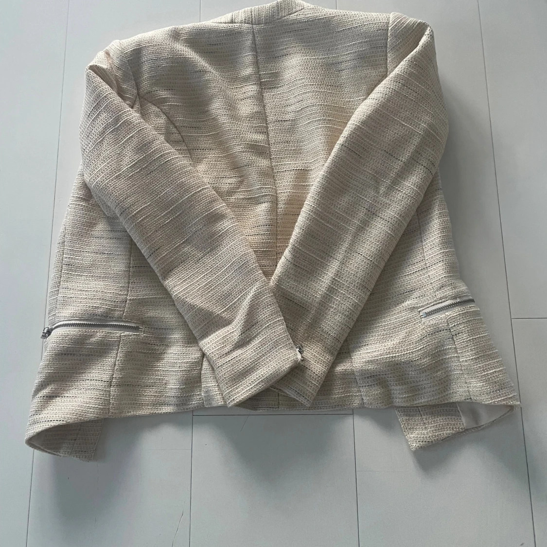 Beige kavaj med dragkedjor från H&M - 4