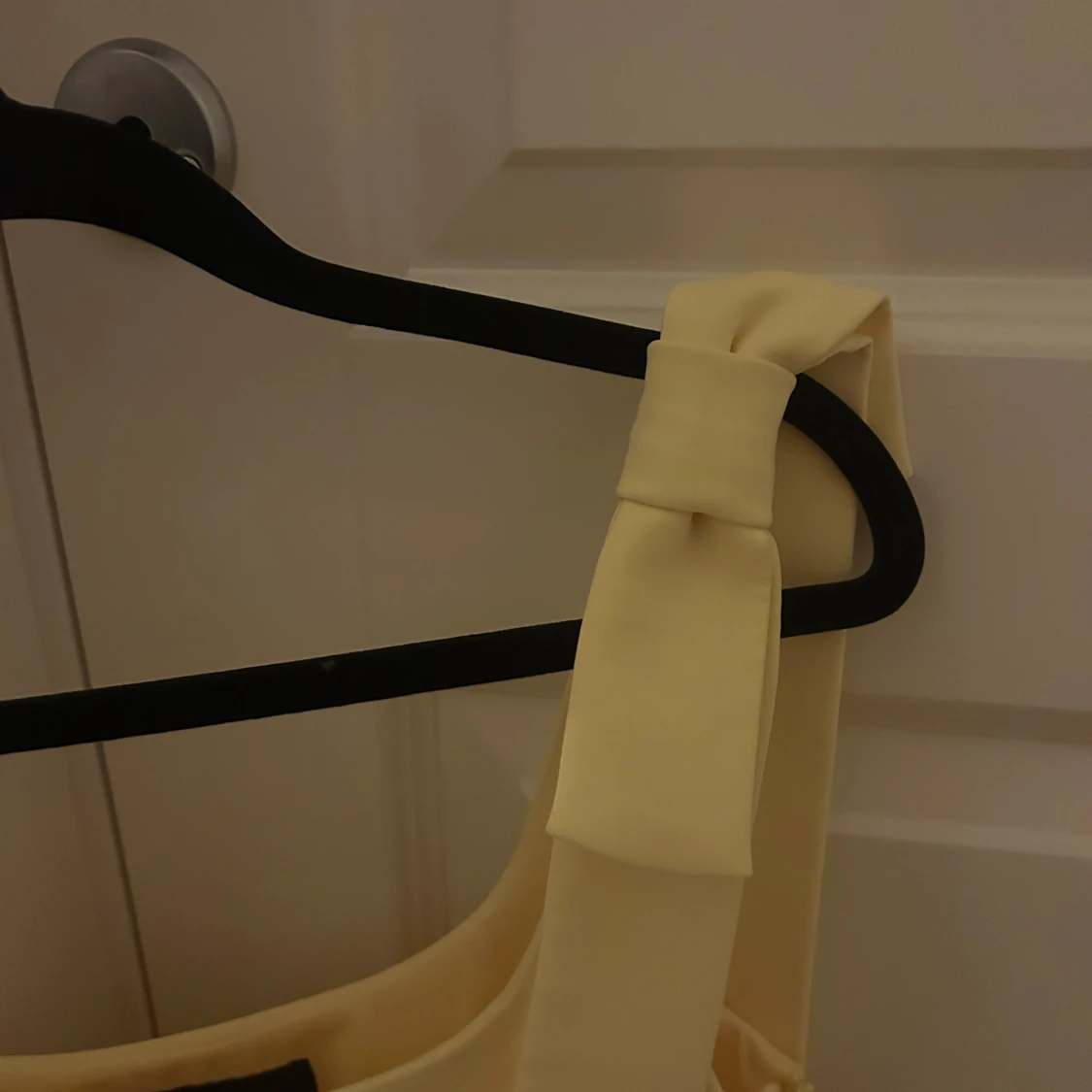 Gul linnetopp med rosetter från Zara - 2