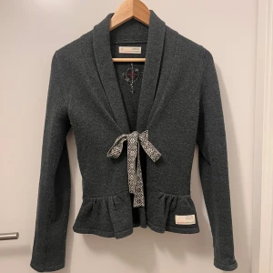Odd Molly cardigan  - Mörkgrå i storlek S 💞
