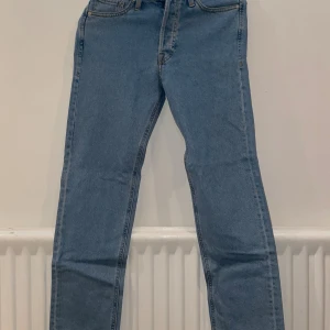 Jack & Jones ljusblå relaxed jeans - Ljusblå jeans från Jack & Jones i modellen Chris med relaxed fit, hög midja och raka ben. Klassisk femficksdesign och snygga kontrastsömmar. Perfekta för en chill och avslappnad stil.