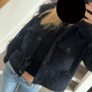 Kappa med päls luva  - Säljer nu denna fina kappan jag köpte från Gina! Säljs för den blivit för liten för mig, annars inget fel med den. Strl 146/152