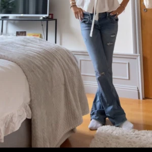 Lowwaist american eagle jeans - Säljer mina supersnygga american eagle lowwaist jeans! Innebenslängd 76 cm och midjemått 37 cm rakt över❤️