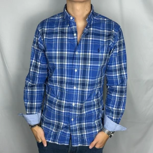 Ralph Lauren Skjorta - Rutig skjorta från Ralph Lauren. Size: M. Retail pris: 1600kr. Skick: 9/10. Modellen är 185cm & väger 80kg.