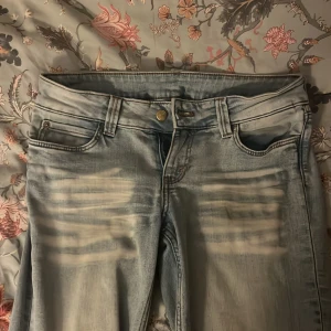 Lågmidjade cheap monday jeans - Säljer dessa då de inte passar💓 Storlek 29/32, passar nån som använder S/M och är runt 168💗