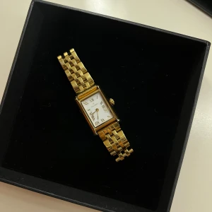 Mockberg Timeless klocka  - Klocka från Mockberg - Timeless Gold - nypris 1599:-. Klockan är köpt för 3 år sedan men funkar alldeles utmärkt. Sparsamt använd men lite repig på undersidan, samt tappat en del av guld färgen (se bild 3). Går att förstora och förminska med extra delarna.☺️This beautiful watch is handcrafted to perfection and perfectly fits the female wrist with its measurement of 19 x 28 mm. The case is made of solid stainless steel and is equipped with a Japanese movement. Case: Gold-plated stainless steel Dia