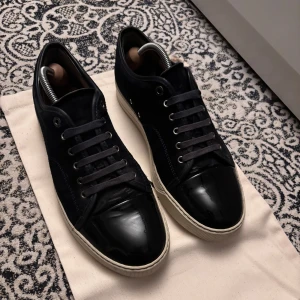 Lanvins  - Säljer ett par sjukt snygga lanvins i mörkblå färg, storlek UK8 motsvarar EU42, cond 8,5/10 heeldrag och innersulan tappat färg vid hälen men i övrigt gott skick! Kommer med dustbag!