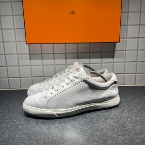 Moncler sneakers - Tja allihopa just nu så säljer jag mina väldigt snygga vita sneakers från Moncler i mjukt skinn perfekt för vintern då de håller dig torr. De passar dig som bär 43-44. skorna är väldigt fint skick utan några defekter. Nypris ligger runt 5000. Jag är alltid intresserad av byta om du bor i Stockholm och lägger gärna ett prisförslag och det ytterligare frågor är det bara att höra av dig. Med vänliga hälsningar Oscar