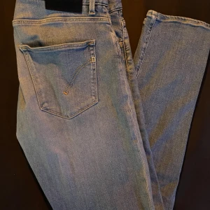 Ljusblå jeans från Dondup - Säljer ett par snygga ljusblå jeans från Dondup, limited edition och tillverkade i Italien. Klassisk femficksmodell med raka ben och normal . Perfekt för dig som gillar stilrena och tidlösa jeans. Sälja för fast pris , först till kvarn 