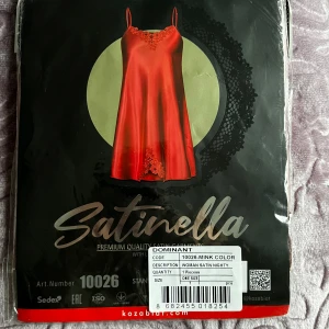 Champagnefärgad satin klänning Dominant - Supersnygg champagnefärgad kort klänning i satin från Dominant med tunna axelband och vackra spetsdetaljer upptill. Klänningen har en lyxig glans och blommiga broderier som ger en elegant vibe. Perfekt för dig som gillar mjuka material och stilren design.