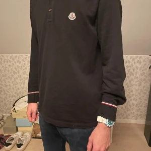 Moncler tröja  - Säljer en snygg Moncler tröja. Den är i storlek xxl men sitter som en L dom här tröjorna är väldigt små i storlekarna. Den är äkta !. Den är i väldigt fint skick inga skador 