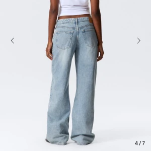 Wide ljusblå jeans från Weekday - Helt nya, aldrig använda. Nypris 600kr, jag säljer för 450kr