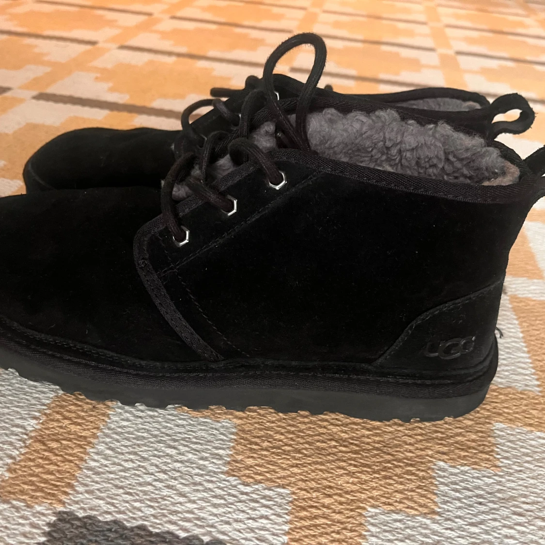 Svarta mockakängor från UGG - Neumel