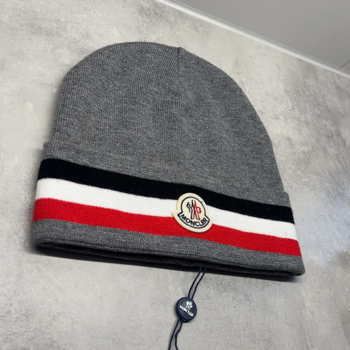 Grå Moncler mössa med ränder - 2