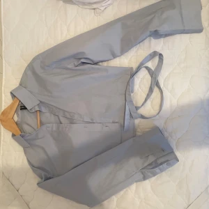 Croppad skjorta  - Ljusblå croppad skjorta från H&M!