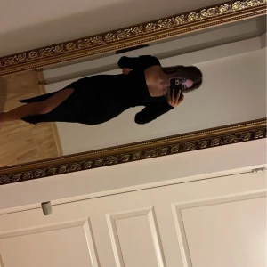 Svart långärmad ribbad klänning NA-KD - Säljer en svart långklänning från NA-KD med ribbad struktur, fyrkantig urringning och lång ärm. 