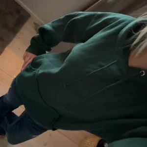 Mörkgrön hoodie från Bik Bok XS - Säljer en mörkgrön hoodie från Bik Bok i storlek xs. Mjukt material och inge nopprig💚