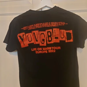Yungblud Life On Mars Tour t-shirt M - ⚠️ Skriv till mig innan köp!⚠️Svart t-shirt från Yungblud med röd tryck på ryggen med turnédatum och stor Yungblud-logga. Framsidan har ett litet rött hjärta med vingar på bröstet. Klassisk rund hals och korta ärmar, tillverkad i mjuk bomull. Perfekt för dig som älskar bandmerch och coola prints.