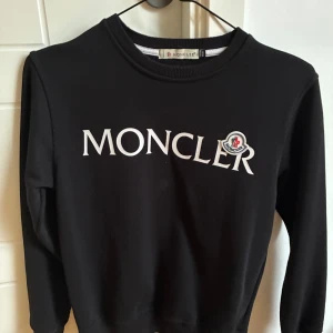 Moncler sweatshirt för barn - Äkta moncler sweatshirt köpt för 3200kr från Miinto för ungefär 1,5 år sedan. Jag har inte kvar kvitto men man kan alltid scanna märket på insidan av tröjan för att se om den är äkta. Pris går självklart att förhandla