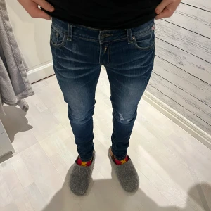 Replay slim blå jeans - Säljer unika Replay anbass jeans. Syns att de används men inget som påverkar användningen. Säljer pga för små och rensning av garderoben. Skriv om ni har frågor! Pris kan diskuteras. 