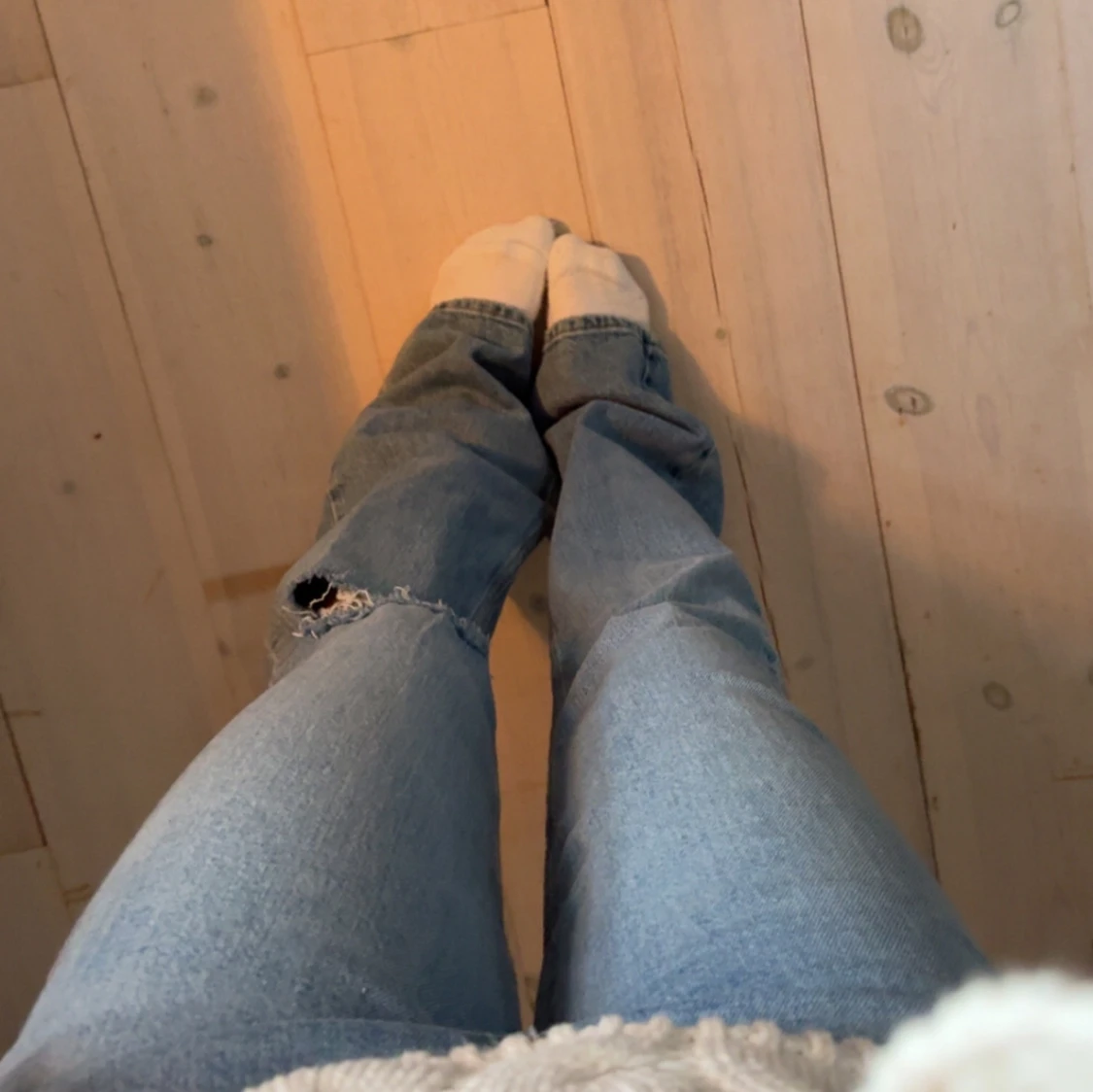 Blå bootcut jeans med hål på knät - 1