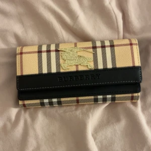 Rutig plånbok från Burberry - Snygg plånbok Märket Burberry