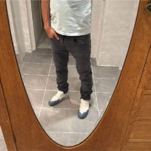 Replay jeans  - Ett par snygga byxor från Replay i storlek W30 L32 i modellen Anbbas 