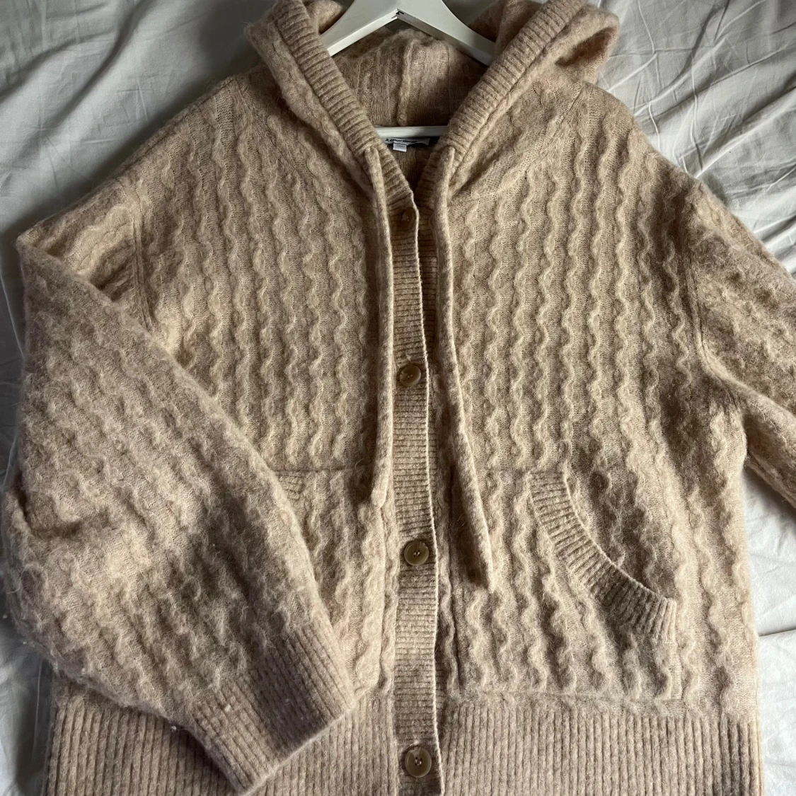 Beige stickad hoodie-kofta från & Other Stories