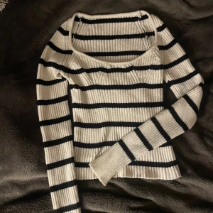 Randig ribbad långärmad topp - En jättefin stickad topp, som användes ändast 3 gånger✨