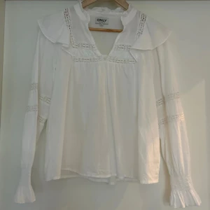 Vit blus med spets från ONLY - Superfin blus från ONLY med spets. Lite luftigare, men jättefin på! Tyvärr har den inte kommit till användning hos mig.💘