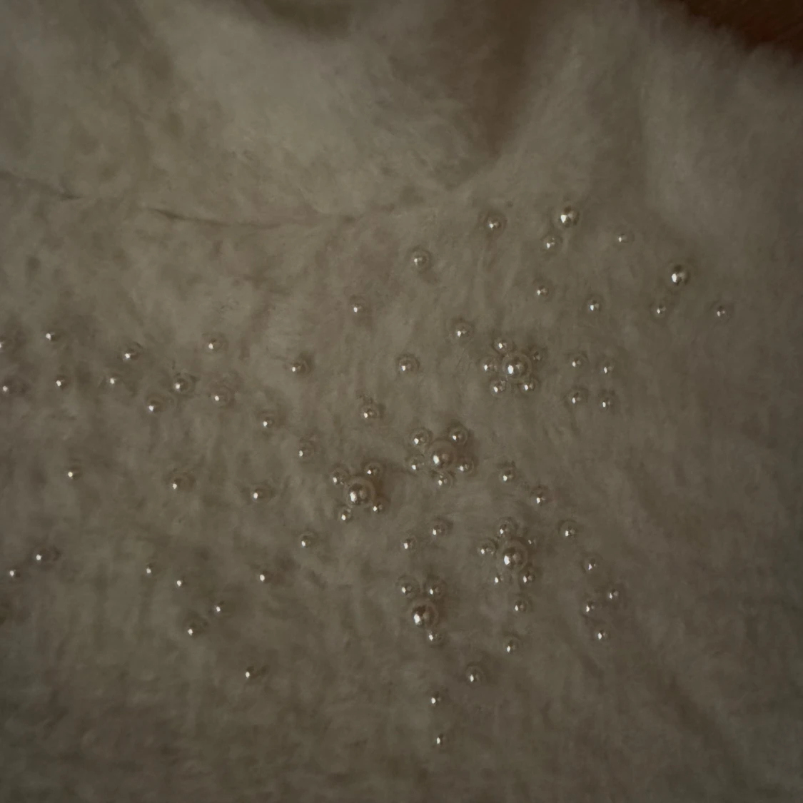 Vit fluffig tröja med pärlor från Zara - 3