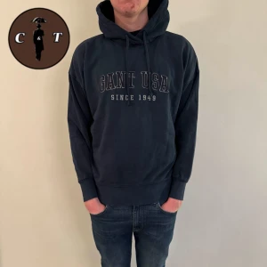 Hoodie - Gant | Skick 8/10 | Pris: 449 kr | Storlek M | Svarar gärna på era frågor och funderingar!