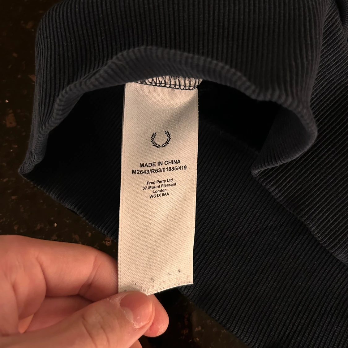 Mörkblå Fred Perry hoodie med broderi - 3