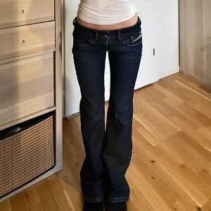 Mörkblåa bootcut diesel jeans - Fina mörkblåa lågmidjade jeans från diesel, strl M // midja 38,5cm tvärsöver, innerbenslängd 81cm (finns inga fläck på byxorna spegeln är smutsig) 