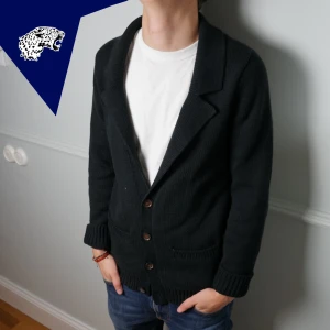 STICKAD CARDIGAN - Skön stickad cardigan/kavaj i svart | Skick: 8.5/10 | Strl: (S) men passar M | Modellen är 182 cm | Hör av dig vid intresse eller om du undrar någonting! 