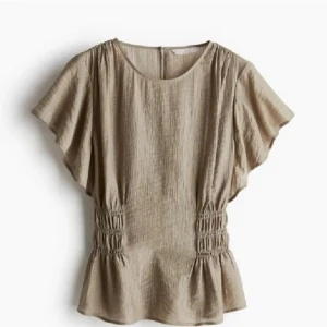 H&M blus - Säljer nu min så fina och populära blus från H&M, använd ca 2 gånger o säljer då den inte kommer till användning längre, inga defekter!❤️