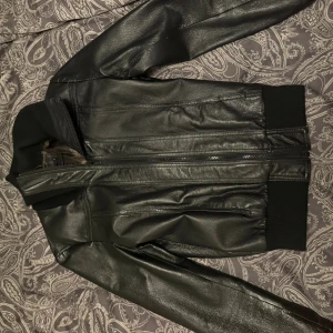 Svart skinnjacka  - svart skinnjacka (oklart från var fick den av faster)