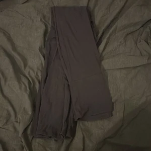 Svarta höga leggings i mjukt material - Svarta leggings med hög midja och bred linning, sydda i ett mjukt och stretchigt material. Perfekta för en chill och bekväm stil, passar till allt från oversized hoodies till crop tops. Trots att det är storlek xxs så passar de även S och M