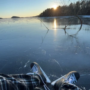 Bauer XLS svarta skridskor - Säljer ett par Bauer XLS skridskor i svart och vitt med gröna detaljer. De har klassisk snörning och robust konstruktion med plastskena och metallblad. Perfekta för dig som vill glida fram på isen med stil. Snygg design och bekväm passform för vinterns alla äventyr.