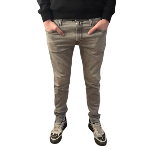 Replay Anbass  - Säljer dessa feta replay jeans i modellen Anbass. Storlek 31/32. Väldigt fint skick, använda fåtal gånger. Modellen är 185! Hör av dig vid minsta fundering!