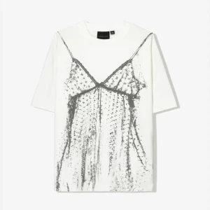 Suuupercool t-shirt!!💞💞🥳💟 - Supercool och eftertraktad t-shirt ifrån bershka!! Den är helt slutsåld och i toppskick då den fof har kvar lappen för den är endast testad!!💞💞💟 säljer så jag behöver pengarrr😜😜 den är så himla cool och snygg inför hösten och vintern❤️❤️😛 löp och köp! Nypris är 350kr ungefär men jag kommer sälja för 100kr!!💞💟