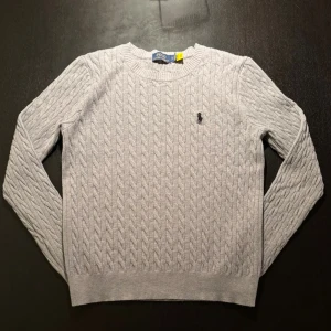 Tröja Polo Ralph Lauren - Säljer en ljusgrå kabelstickad tröja från Polo Ralph Lauren. - Använd 2 gånger./Ny skick- Storlek: S - Först till kvarn! 