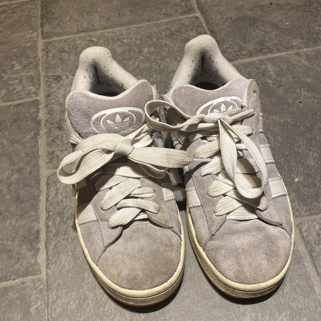 Grå Adidas Campus sneakers mocka