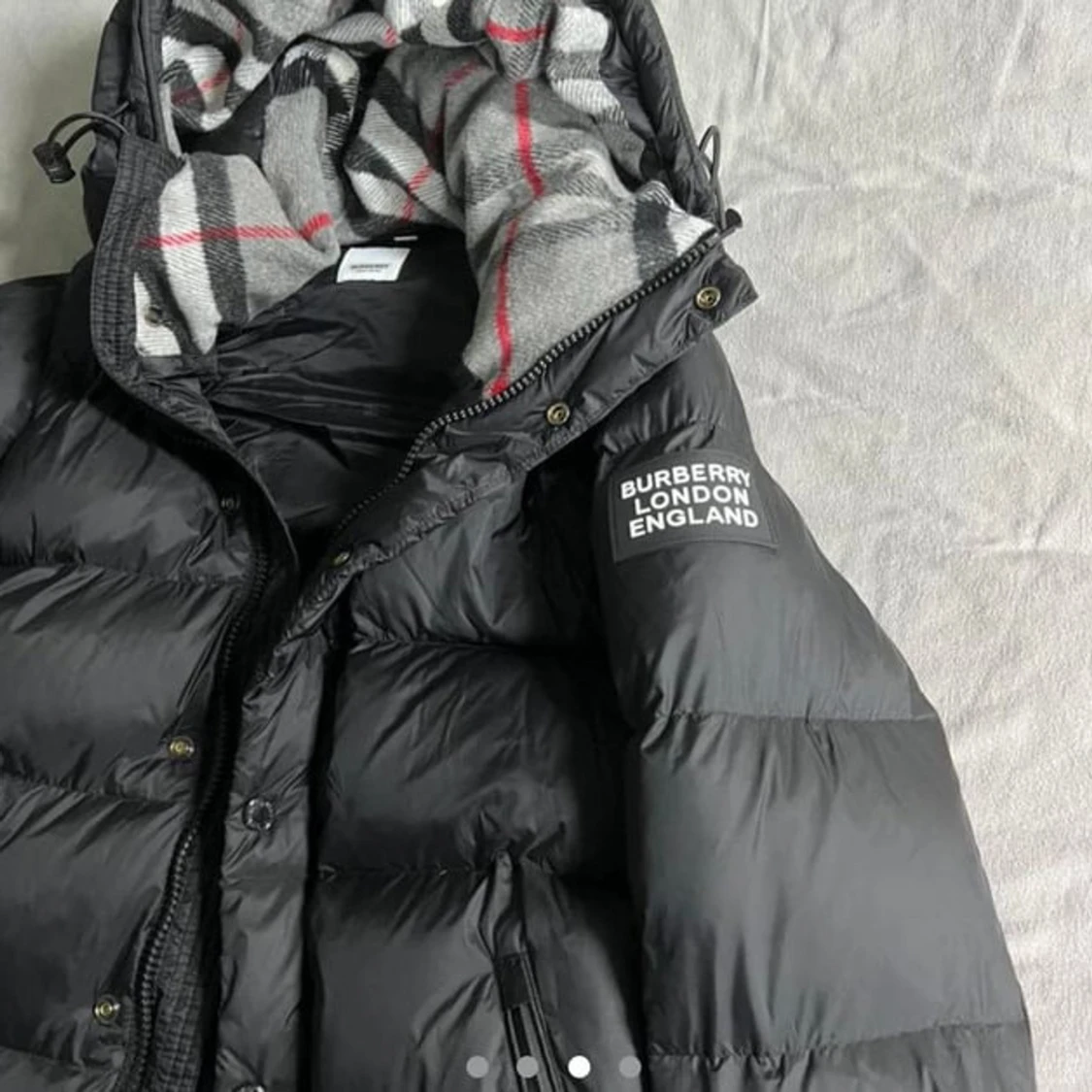 Svart dunjacka Burberry med rutig krage