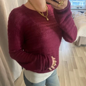 Vinröd stickad tröja - Superfin stickad tröja med tunt och luftigt material med en fin vinröd nyans ❣️