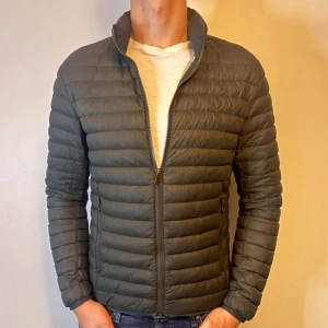 Colmar Jacka - Hej säljer nu min fina Colmar jacka i stolek 48 (S). Den är i nyskick och är super snygg vid höst/vintern. Nypris +- 4000kr! Glöm inte följa🌊🍾