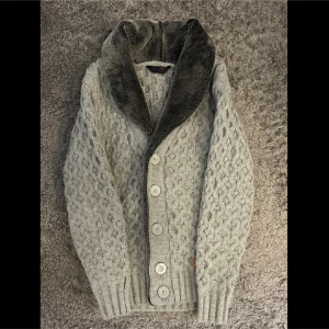 Stickad Cardigan  - Grå stickad cardigan! | Storlek S-M | Skick 9/10! | Hör av dig vid minsta fundering! |