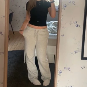 Grå mjukisbyxor  - Säljer ett par ljusgrå mjukisbyxor som är från Gina Tricot,har inte använt dom så mycket ( 5 gånger) men har tvättat dom mycket så dom är inte mjuka där inne som i början och jag är 1,69 och dom är bra i längd. Nya pris // 299 kr 🩷