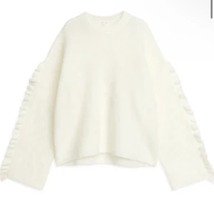 Stickad tröja från arket - Jätte fin stickad tröja från arket! Den är vit med volanger på armarna. Skriv för fler bilder❤️