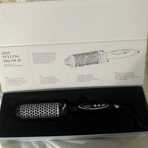 Värmeborste 38 mm - Använd men fortfarande i mycket bra skick   TEMPERATUR – Upp till 230°C (justerbar mellan 130–230°C) vilket passar alla hårtyper. KERAMISK VÄRMARE - För snabb uppvärmning och jämn temperatur